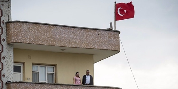 Operasyona Türk bayrağıyla destek verdiler!