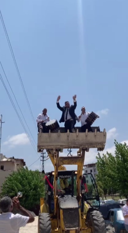 Operatör damat, gelin almaya kepçenin kovasında davulcularla gitti