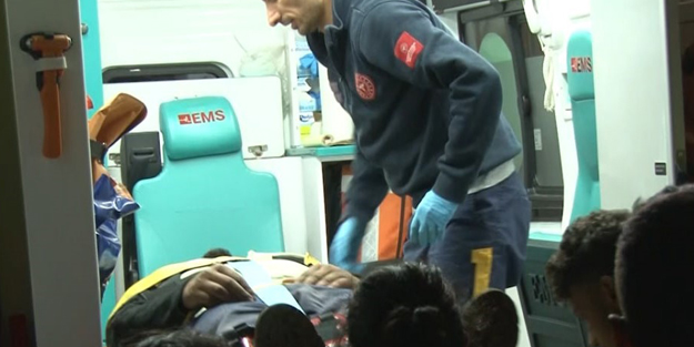 Operatör devrilen iş makinesinin kabininde sıkıştı