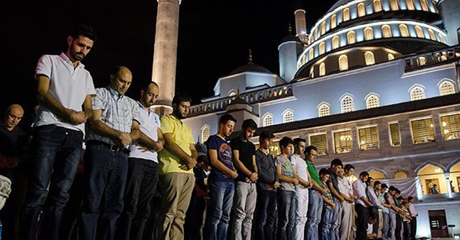 Optimar’dan, herkesin merak ettiği anket! Bakın Türkiye’nin yüzde kaçı düzenli namaz kılıyor