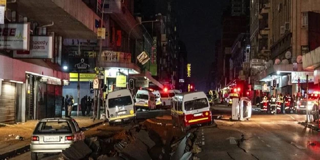 Orada yer altında gaz patladı: Bir anda böyle yollar yer altından yarıldı, araçlar ters döndü! Tahliye edildi
