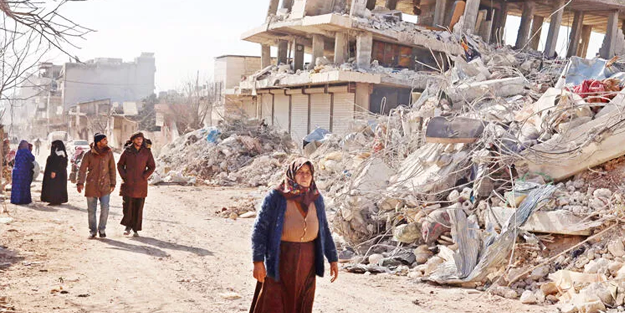 Orası da enkaz altında ama Çadır yok, yardım yok, hiçbir şey yok!