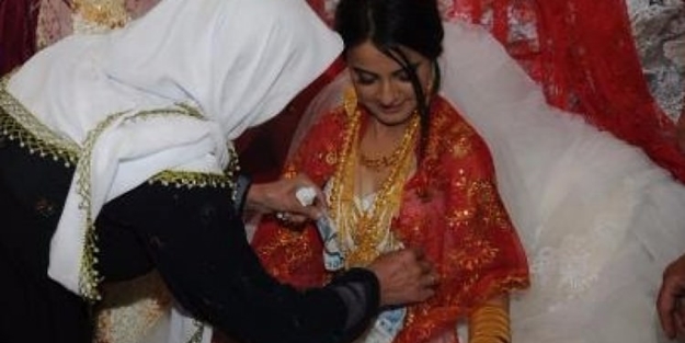 Oraya gelin gitti, takıları taşıyamadı