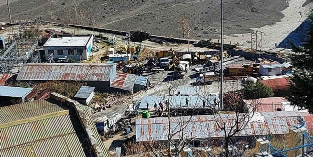 Ordu teyakkuza geçti: Himalayalar'dan kopan buzul parçası felakete yol açtı! 7 ölü, 125 kayıp
