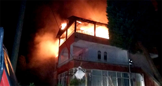Ordu'da 3 katlı evin çatısı alevlere teslim oldu