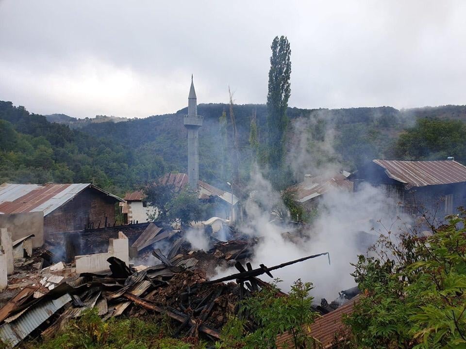 Ordu’da 4 ahşap ev alevlere teslim oldu 