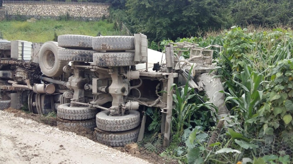 Ordu’da beton yol yapımında çalışan mikser yan yattı 