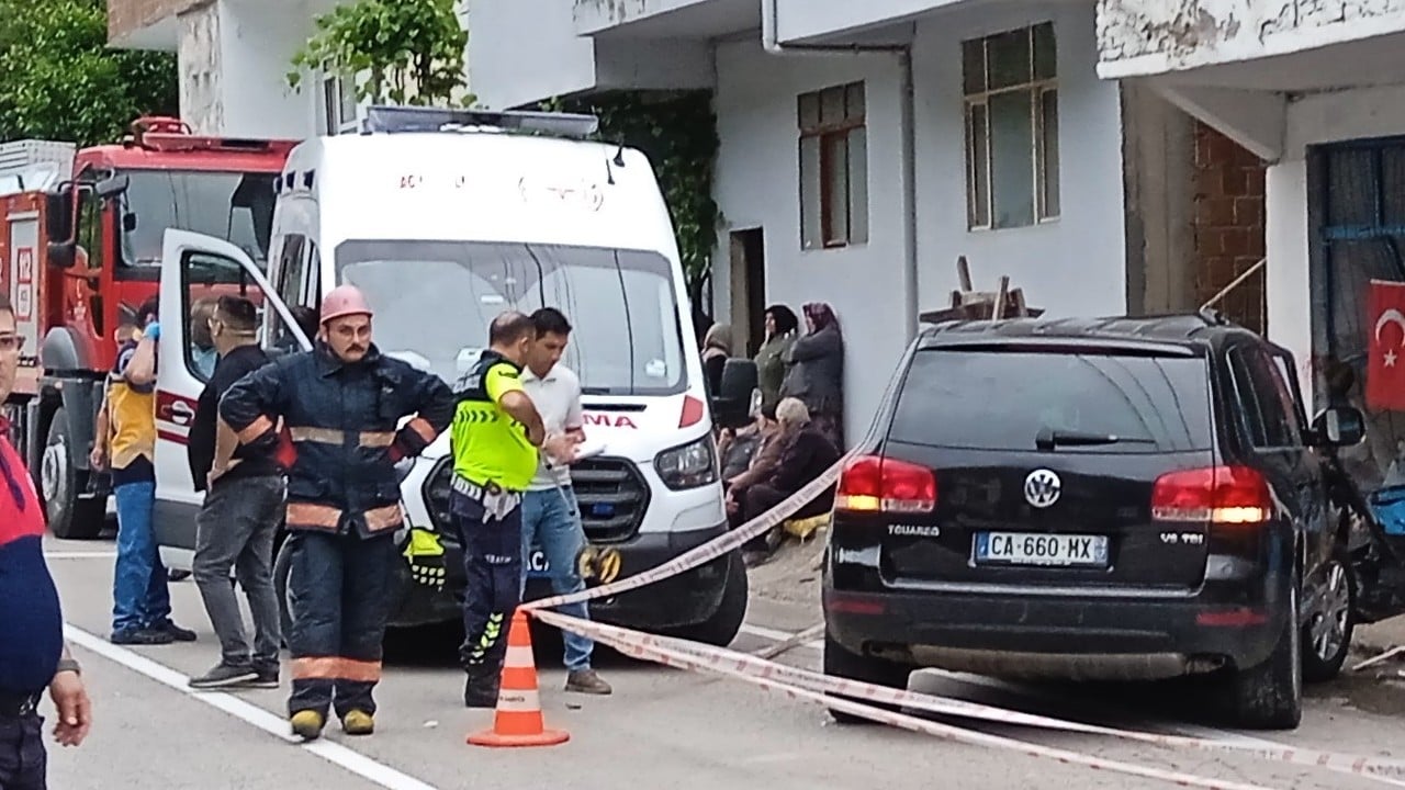 Ordu’da cip bakkal önünde oturanların arasına daldı
