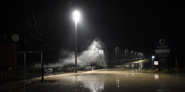 Ordu'da dalgalar nedeniyle iskele yaya trafiğine kapatıldı