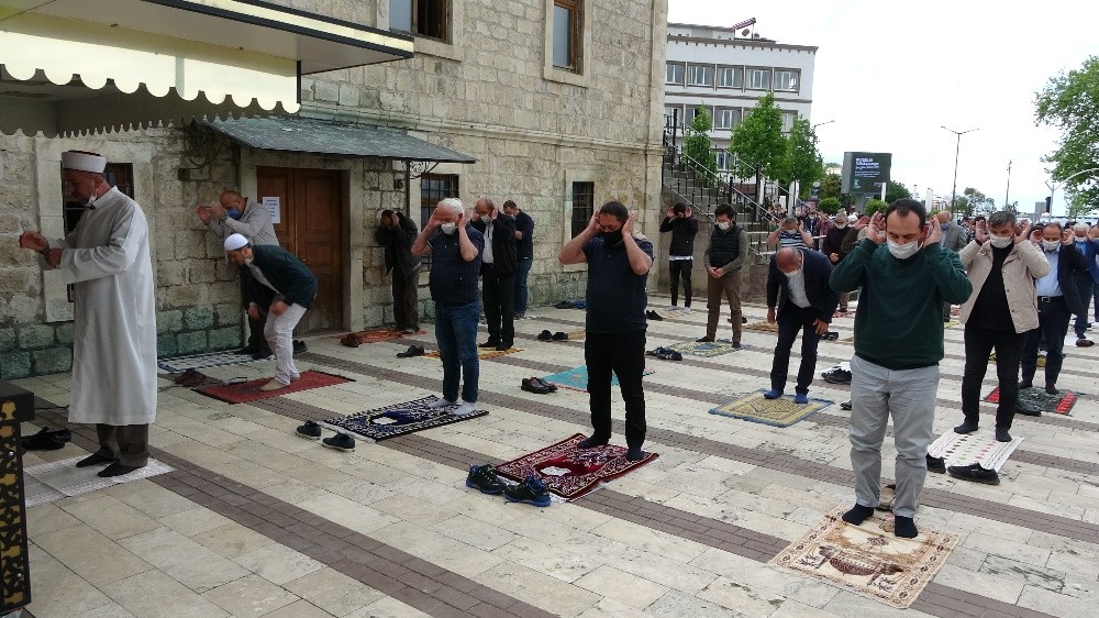 Ordu’da fiziksel mesafeli cuma namazı 