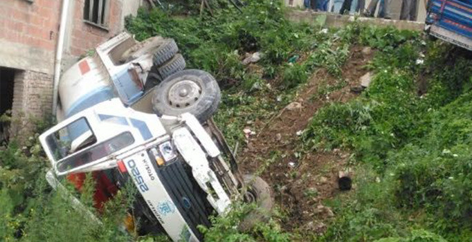 Ordu’da freni boşalan kamyon arsaya uçtu: 1 yaralı