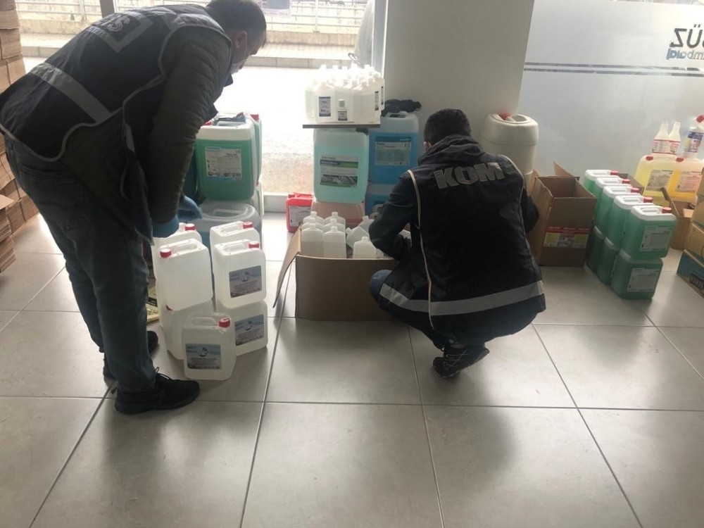 Ordu’da kaçak üretilen el dezenfektanı ve 130 bin maske ele geçirildi 