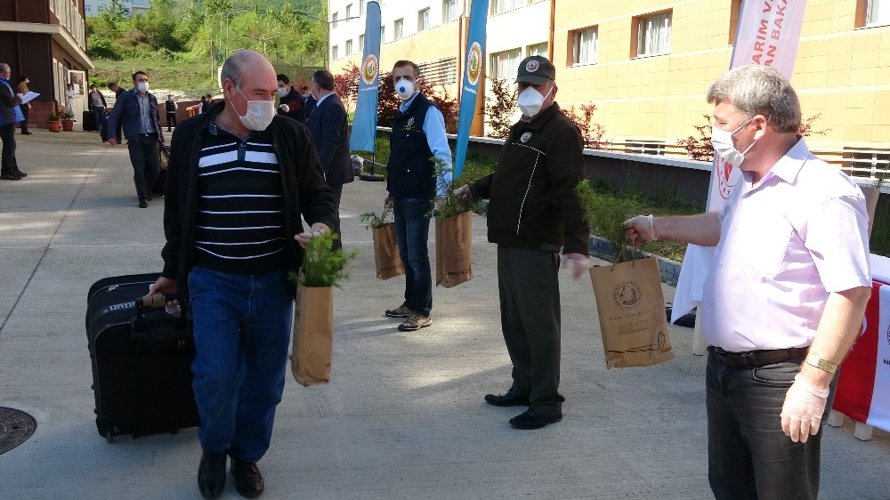 Ordu’da karantina süreci biten 181 vatandaş memleketlerine uğurlandı 