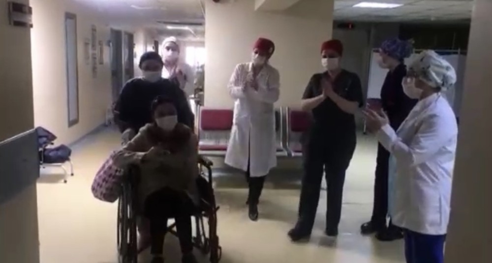 Ordu’da korona virüsünü yenen 3 hasta alkışlarla taburcu edildi 