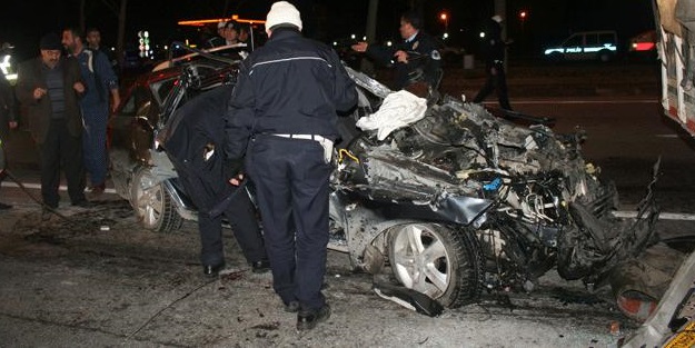 Ordu'da otomobil tıra çarptı: 3 yaralı