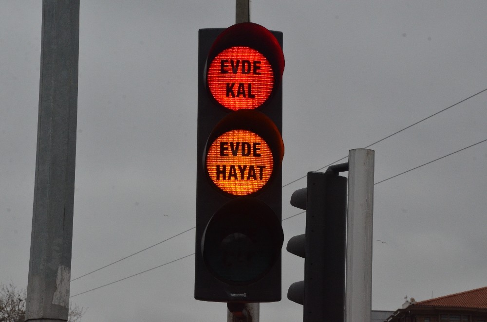 Ordu’da trafik lambalarında ‘evde kal’ uyarısı 