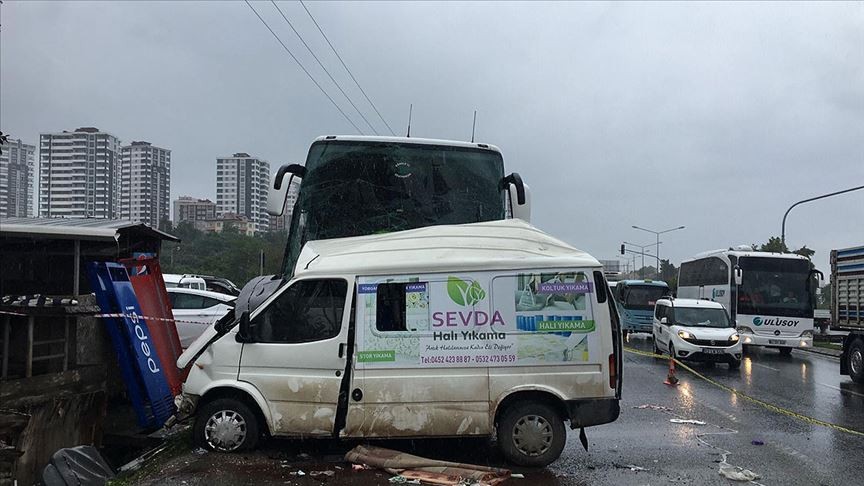 Ordu'da yolcu otobüsü minibüsle çarpıştı: 3 kişi öldü, 11 kişi yaralandı