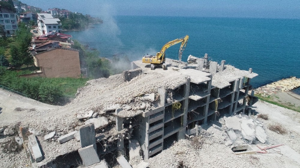 Ordu’daki gökdelenlerin yıkımı devam ediyor 