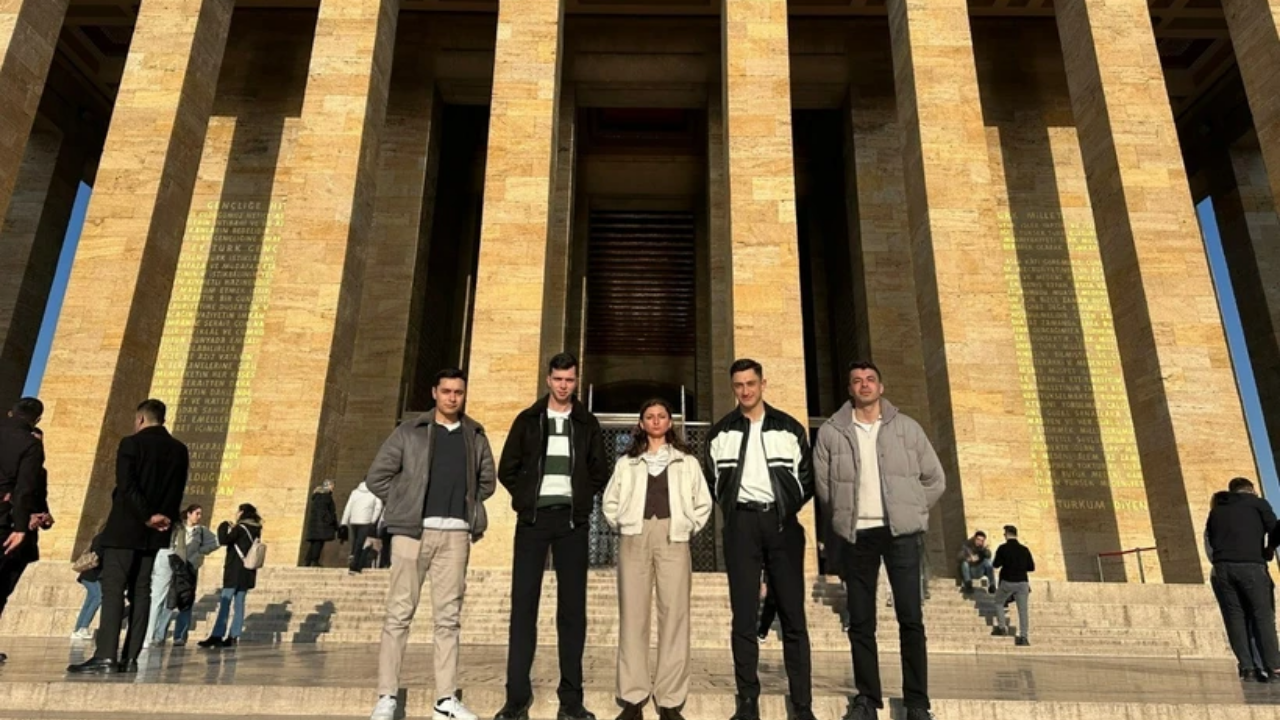 Ordudan atılan disiplinsiz teğmenlerden Anıtkabir şovu