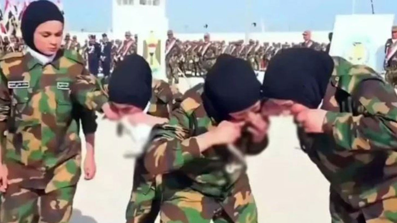 Orduya katılan kadınlardan mide bulandıran tören! Görenler şok oldu