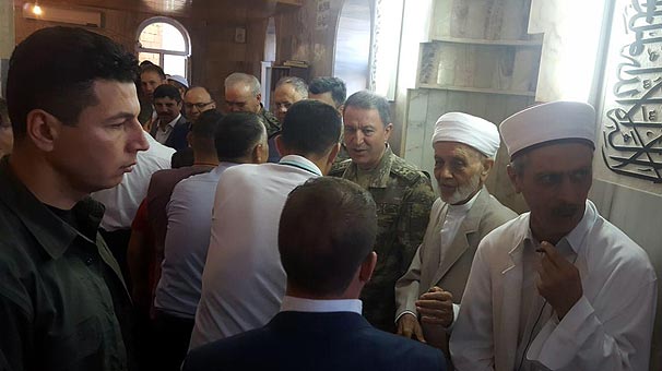 Orgeneral Akar, bayram namazını Tillo'da kıldı