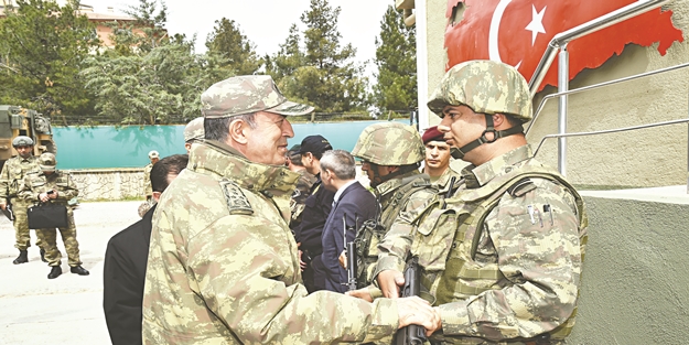 Orgeneral Akar birlikleri denetledi