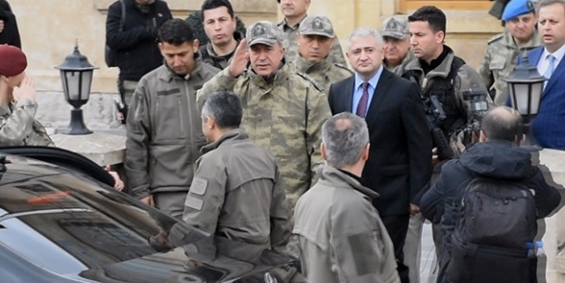 Orgeneral Akar Suriye sınırında