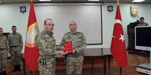 Hulusi Akar'dan o isme Üstün Cesaret Madalyası