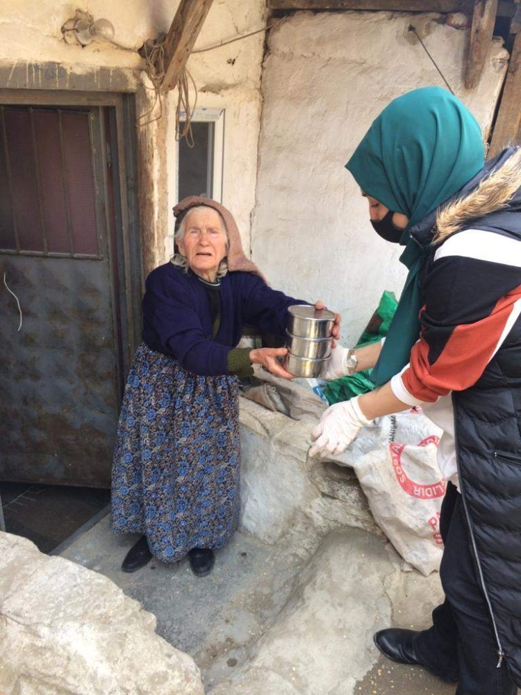 Orhaneli Belediyesi kimsesiz ve yaşlı vatandaşları unutmadı 