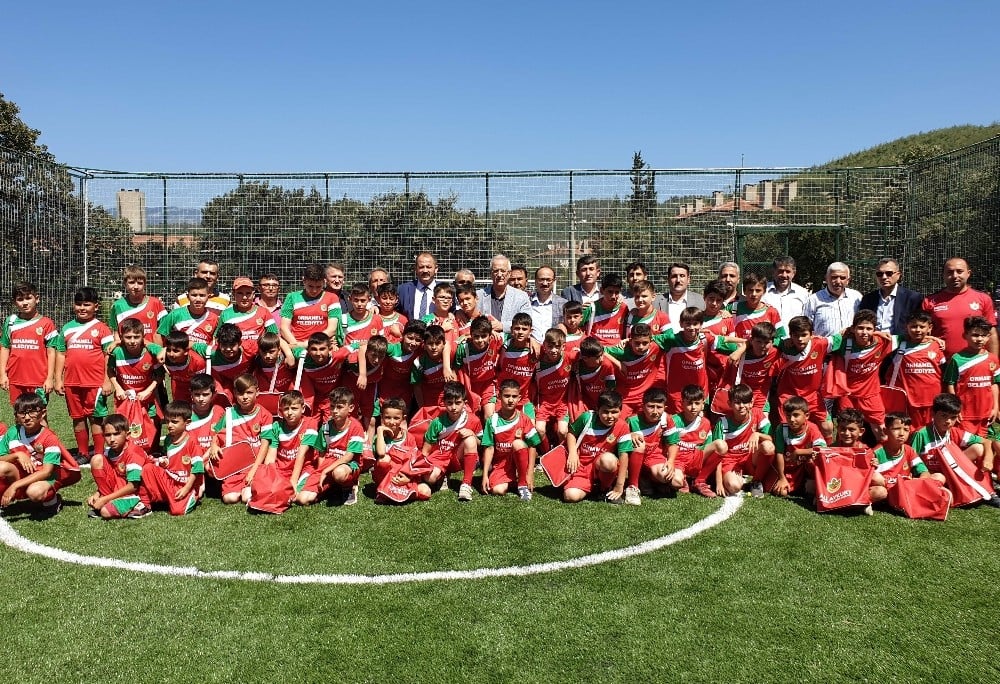 Orhaneli Belediyesi’nden yaz spor okulu öğrencilerine forma 