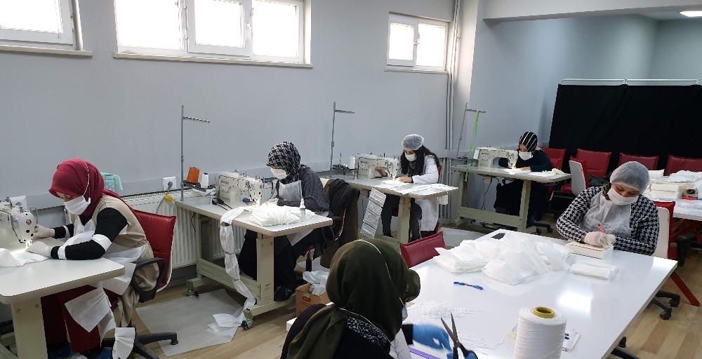 Orhaneli Halk Eğitim Merkezi öğreticiler gönüllü maske üretiyor 