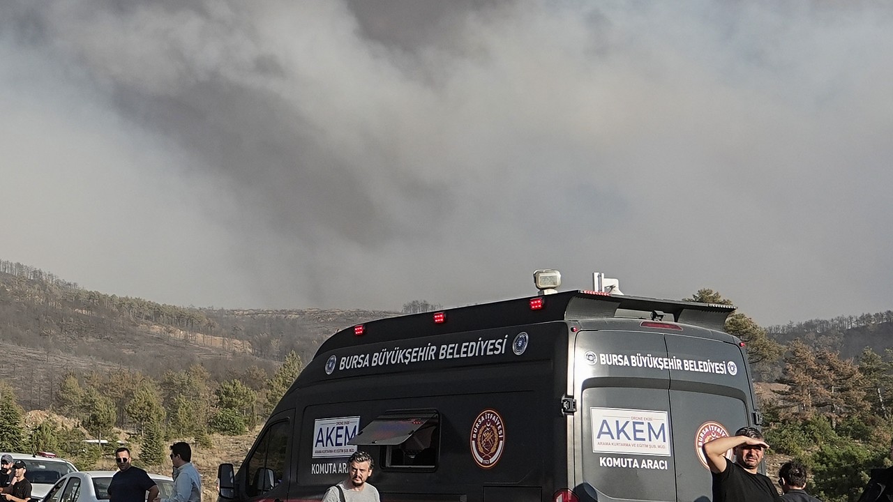 Orhaneli ile Harmancık arasındaki orman yangını kontrol altına alınmaya çalışılıyor