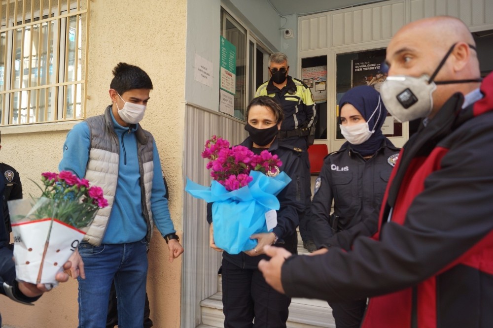 Orhangazi Emniyetinde müdür ve polis annelere sürpriz 