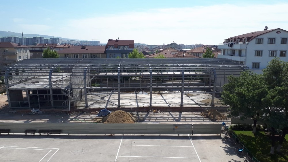Orhangazi Spor Salonu’nun dış cephesi belirginleşti 