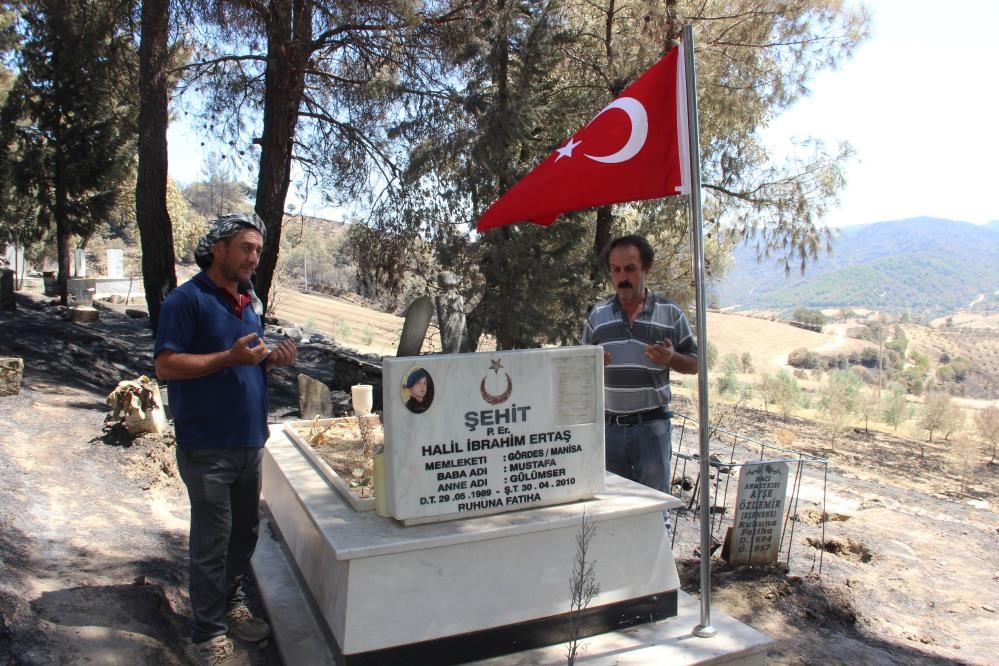 Orman kül oldu, şehit mezarı ve Türk bayrağına hiçbir şey olmadı!