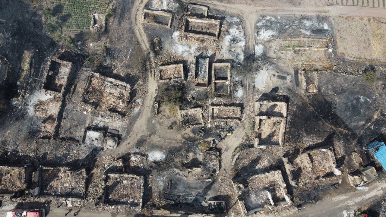 Orman yangını köyü yok etti: 20 evden 15'i kül oldu