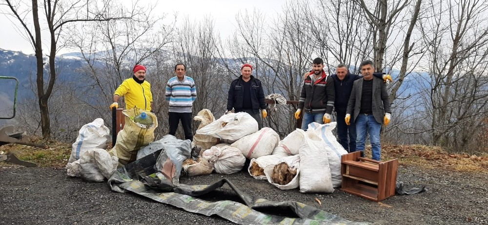 Ormana atılan çöpler toplandı 