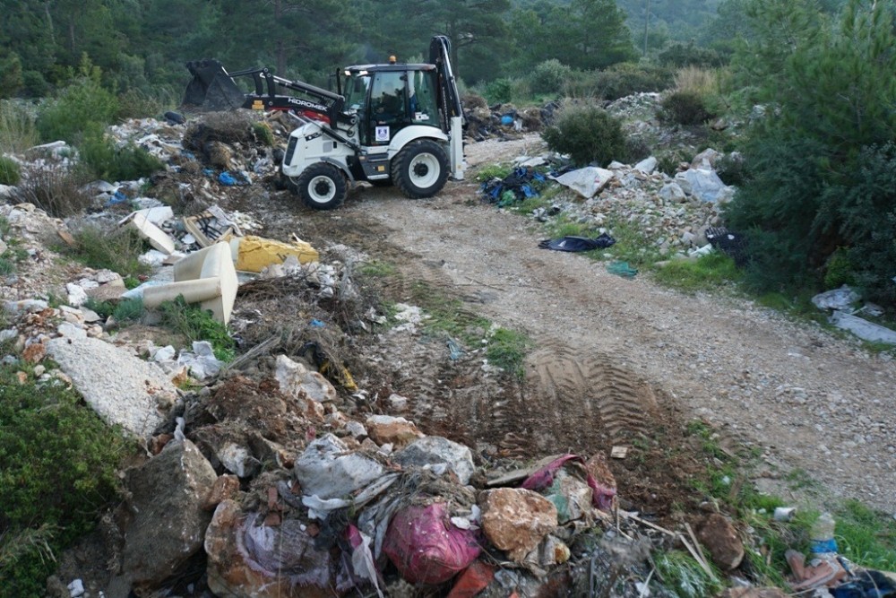 Ormanda çıkan 65 ton çöp görenleri şok etti 