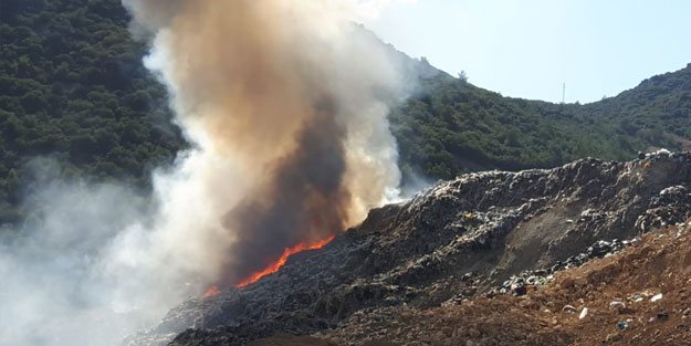 Ormanda çıkan yangın çöp döküm sahasına sıçradı