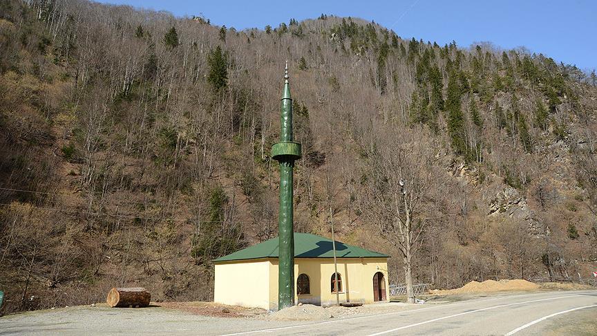Ormandaki ağacı minareye çevirdiler!