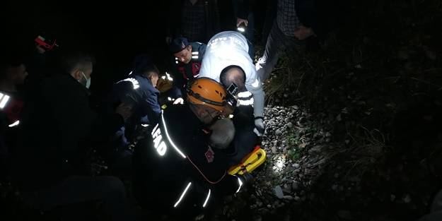 Ormanlık alana devrilen otomobildeki kişiler yaralandı