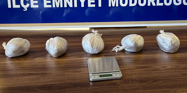 Ormanlık alana gömülen bir kilo esrar polis ekiplerince bulundu