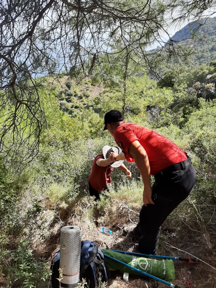 Ormanlık alanda kaybolan tatilciyi JAK Timi buldu 