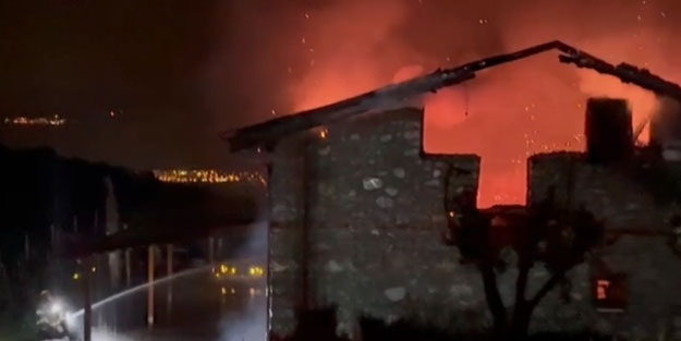 Ormanlık alandaki yazlık ev alev alev yandı
