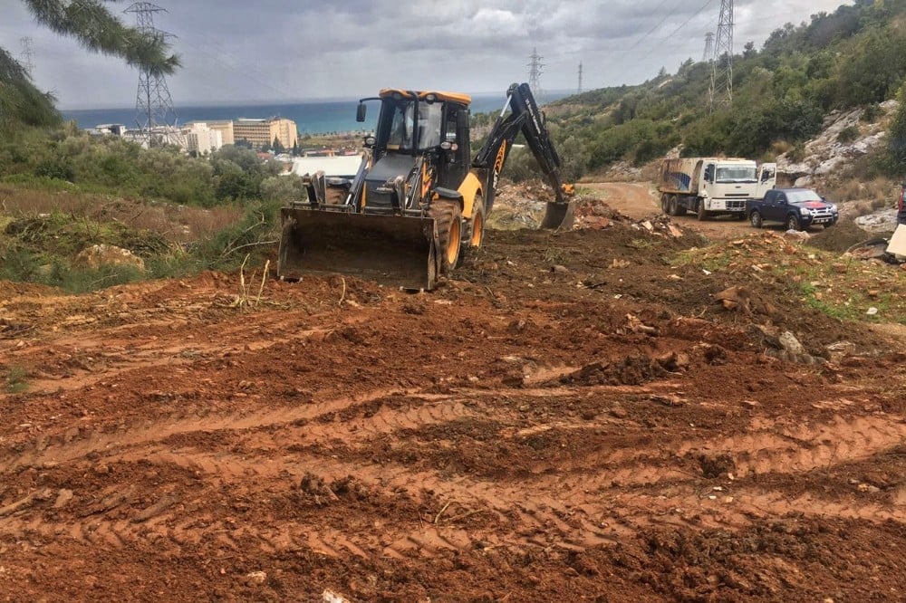Ormanlık bölgede çöp ve moloz temizliği 