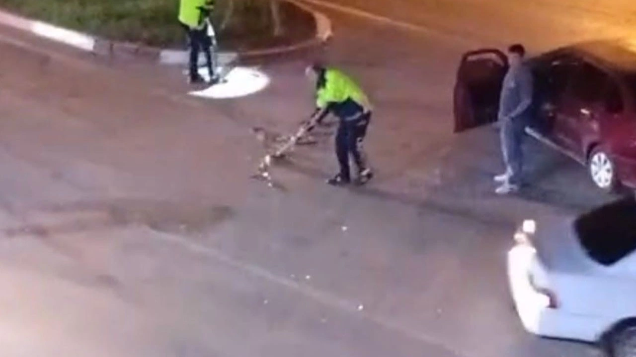 Örnek davranış! Trafik polisi kazadan sonra süpürgeyi eline aldı