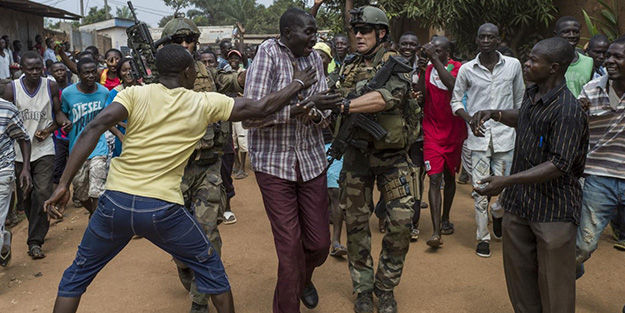 Hıristiyan çetelerin vahşetinden kaçıp havaalanına sığındılar