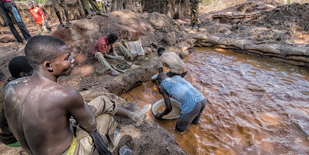Orta Afrika Cumhuriyeti’nde madenlerdeki ilkel yöntemler