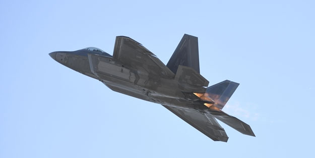 Savaş uçakları havada burun buruna geldi! Çin savaş jeti, o ülkeye işaret fişeği attı