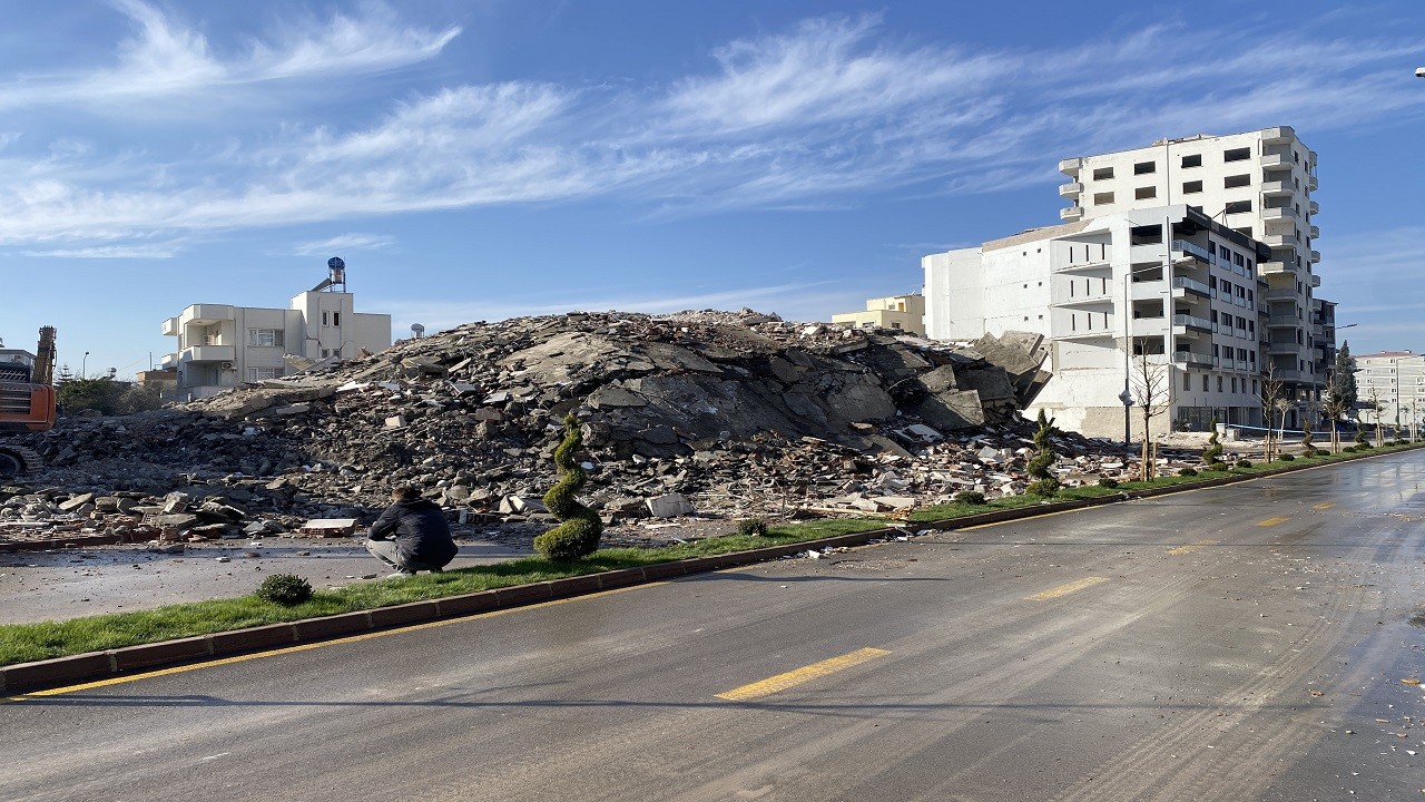 Orta hasarlı bina 7 saniyede yıkıldı